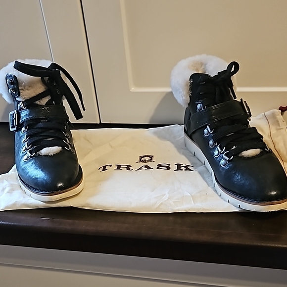 Trask winter black ankle boots. Fake  white fur trim - Picture 1 of 4